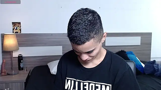 Liiamthompson online show from November 2025 06:13:01 PM