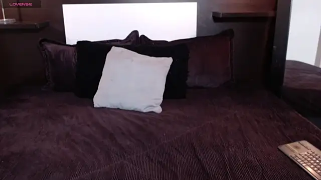 Liiamthompson online show from April 2026 09:13:01 AM