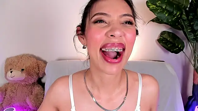 Snapshot of Miss_veronicaa2 chatting on May 2026 01:27:01 PM Miss veronicaa2 online show from May 2026 01:27:01 PM