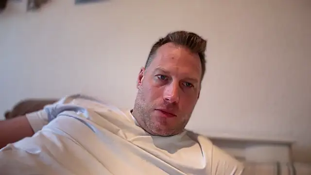 Christian87xxx online show from April 2026 05:19:02 PM