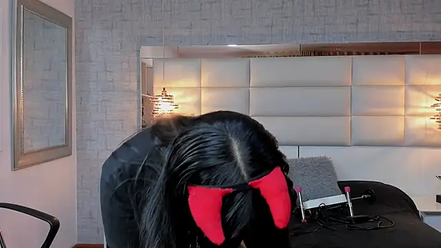 Nohemi louse online show from October 2025 07:13:02 PM