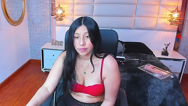 Nohemi louse online show from December 2025 07:43:01 PM