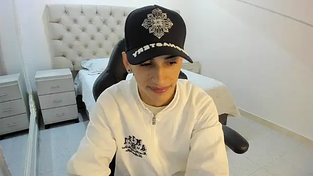 JhoanLeandro online show from November 2025 05:00:02 AM