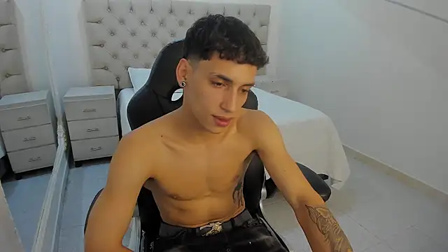 JhoanLeandro online show from December 2025 07:15:02 AM