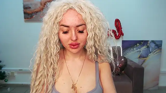 Snapshot of MissisCaty chatting on February 2025 10:43:01 PM MissisCaty online show from February 2025 10:43:01 PM