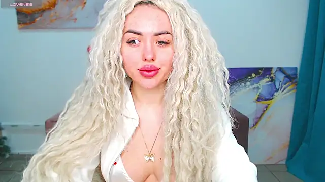 Snapshot of MissisCaty chatting on February 2025 07:17:02 PM MissisCaty online show from February 2025 07:17:02 PM