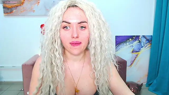 Snapshot of MissisCaty chatting on February 2025 07:36:01 PM MissisCaty online show from February 2025 07:36:01 PM