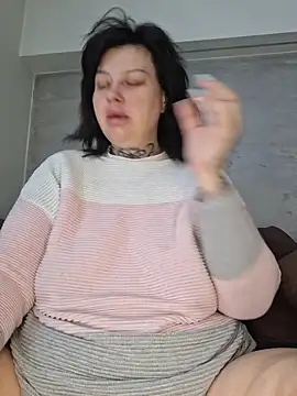 Snapshot of CannabisQueenn chatting on April 2026 06:05:01 AM CannabisQueenn online show from April 2026 06:05:01 AM