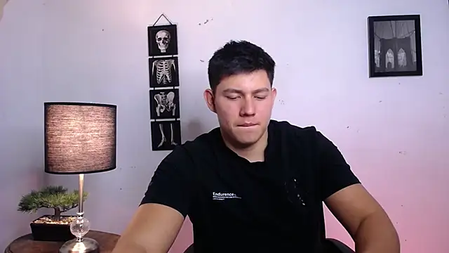 JamesCr  online show from November 2025 11:14:02 PM