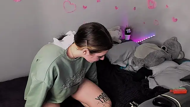 Snapshot of MollyMi0 chatting on February 2025 03:12:02 AM MollyMi0 online show from February 2025 03:12:02 AM