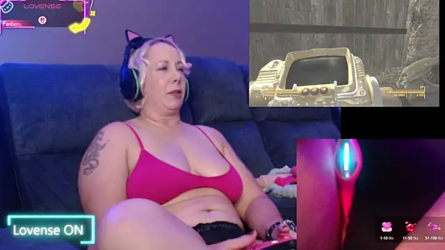 Snapshot of Trixiekittycutie chatting on September 2025 05:37:01 PM Trixiekittycutie online show from September 2025 05:37:01 PM