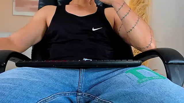 ISAAC CRYSTON online show from December 2025 07:53:01 PM