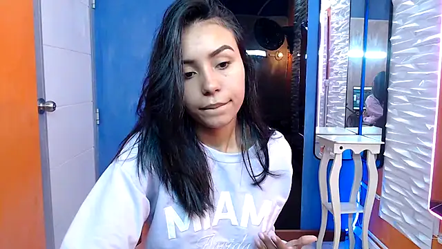 Snapshot of julieta_fn chatting on October 2025 01:31:02 PM julieta fn online show from October 2025 01:31:02 PM