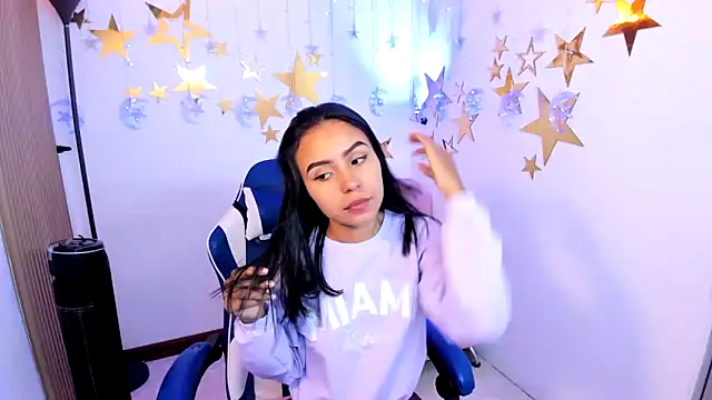 Snapshot of julieta_fn chatting on October 2025 02:05:01 PM julieta fn online show from October 2025 02:05:01 PM