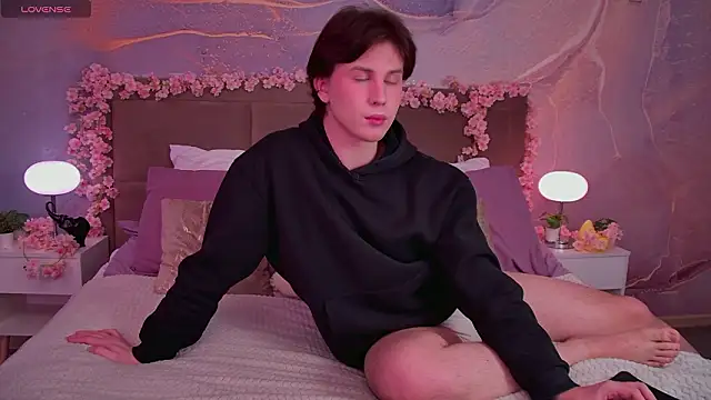 Snapshot of AdrianoAubert chatting on February 2026 03:10:01 AM AdrianoAubert online show from February 2026 03:10:01 AM