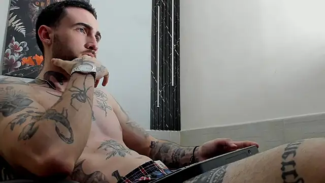 Luke davis01 online show from February 2025 04:57:01 PM