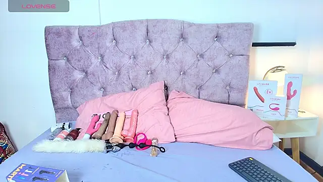 Skye Moore online show from November 2025 07:14:02 PM