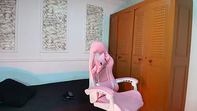 Snapshot of Danella_houston chatting on December 2025 05:42:02 PM Danella houston online show from December 2025 05:42:02 PM