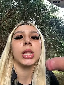 hotamanda01 online show from December 2025 01:09:02 PM