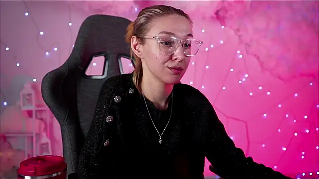 Snapshot of PhilippaAdamas chatting on March 2025 05:49:02 AM PhilippaAdamas online show from March 2025 05:49:02 AM