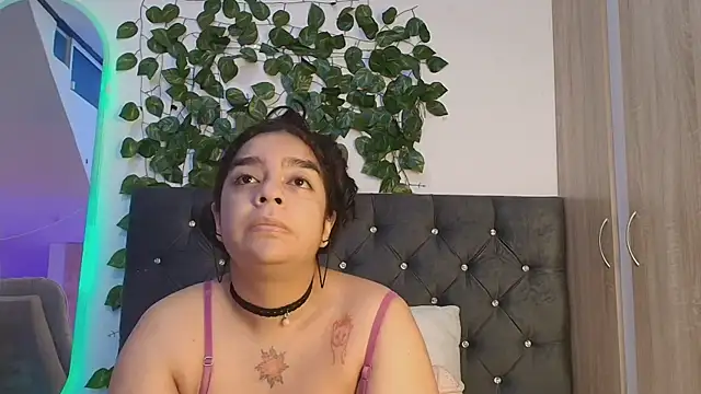 lauravince online show from June 2026 12:02:02 AM