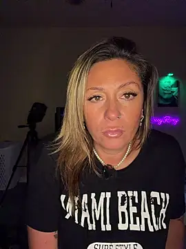 bossyroxy84 online show from November 2025 11:09:01 PM