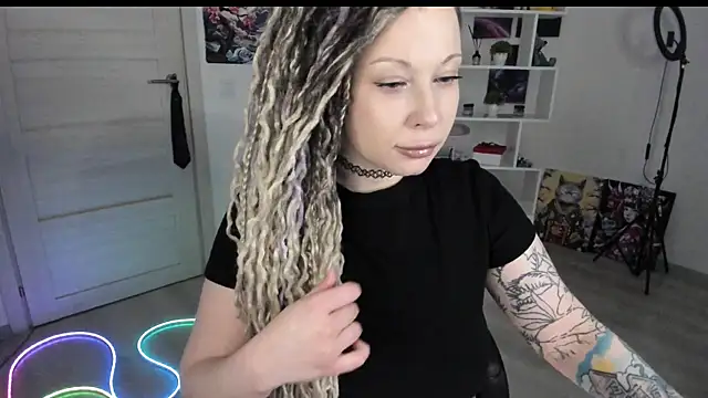 Snapshot of HoneySallyMoore chatting on April 2026 06:02:02 PM HoneySallyMoore online show from April 2026 06:02:02 PM