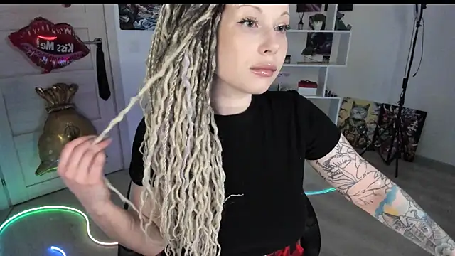 Snapshot of HoneySallyMoore chatting on May 2026 06:45:01 PM HoneySallyMoore online show from May 2026 06:45:01 PM