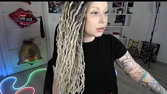 Snapshot of HoneySallyMoore chatting on May 2026 07:09:02 PM HoneySallyMoore online show from May 2026 07:09:02 PM