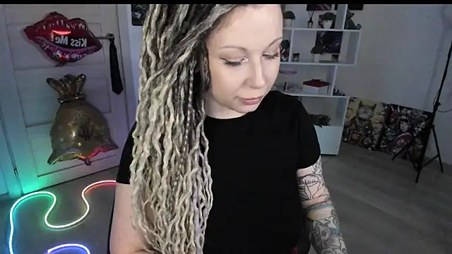 Snapshot of HoneySallyMoore chatting on May 2026 08:17:02 PM HoneySallyMoore online show from May 2026 08:17:02 PM