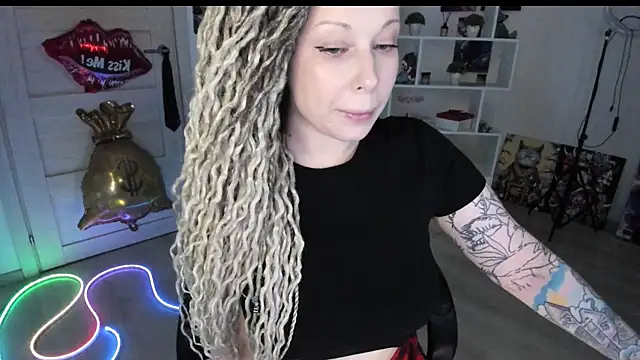 Snapshot of HoneySallyMoore chatting on May 2026 08:29:01 PM HoneySallyMoore online show from May 2026 08:29:01 PM