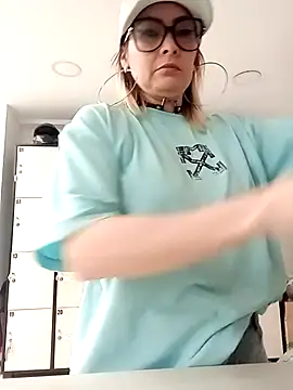 CandieGilson   online show from October 2025 12:38:02 PM