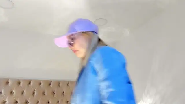 CandieGilson   online show from December 2025 01:06:01 PM