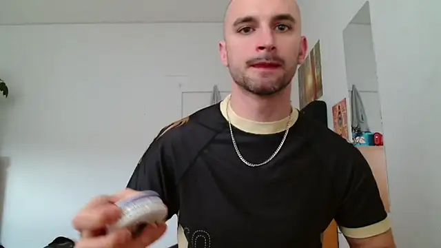 OskarBreno online show from May 2026 12:00:01 PM