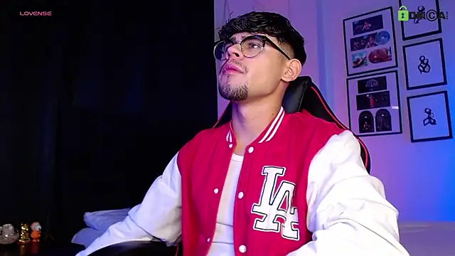 Snapshot of isaac-saenz chatting on December 2025 12:31:02 AM isaac-saenz online show from December 2025 12:31:02 AM