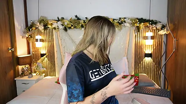 Snapshot of Julieta_priv chatting on December 2025 02:58:02 PM Julieta priv online show from December 2025 02:58:02 PM