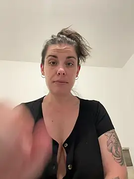 Snapshot of Lar0uch chatting on February 2025 06:43:02 PM Lar0uch online show from February 2025 06:43:02 PM