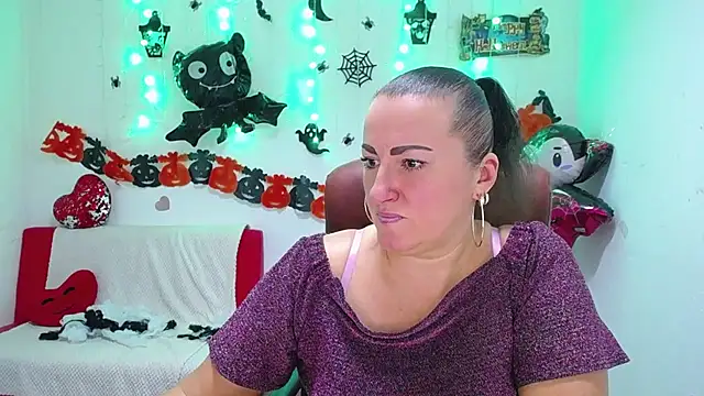 DianaMGG online show from November 2025 06:21:01 PM