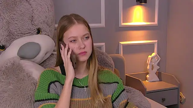 EveMundie online show from March 2025 07:06:02 PM