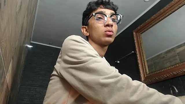 Snapshot of Martin_Linares chatting on March 2025 01:28:01 PM Martin Linares online show from March 2025 01:28:01 PM