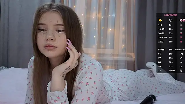 Snapshot of CarolinePepper chatting on December 2025 01:41:02 PM CarolinePepper online show from December 2025 01:41:02 PM