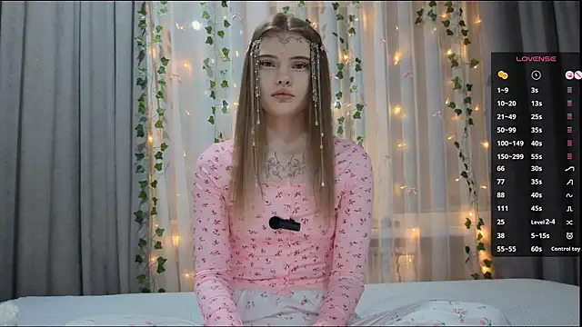 Snapshot of CarolinePepper chatting on January 2026 01:57:02 PM CarolinePepper online show from January 2026 01:57:02 PM