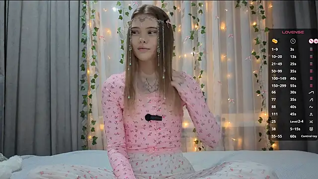 Snapshot of CarolinePepper chatting on January 2026 02:00:02 PM CarolinePepper online show from January 2026 02:00:02 PM