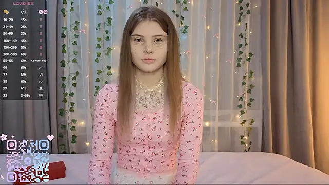 Snapshot of CarolinePepper chatting on February 2026 01:43:01 PM CarolinePepper online show from February 2026 01:43:01 PM