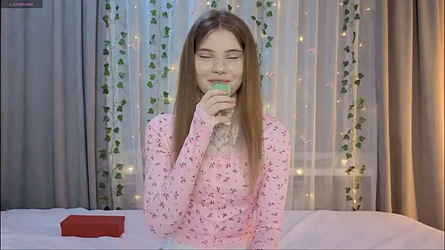 Snapshot of CarolinePepper chatting on February 2026 02:16:02 PM CarolinePepper online show from February 2026 02:16:02 PM