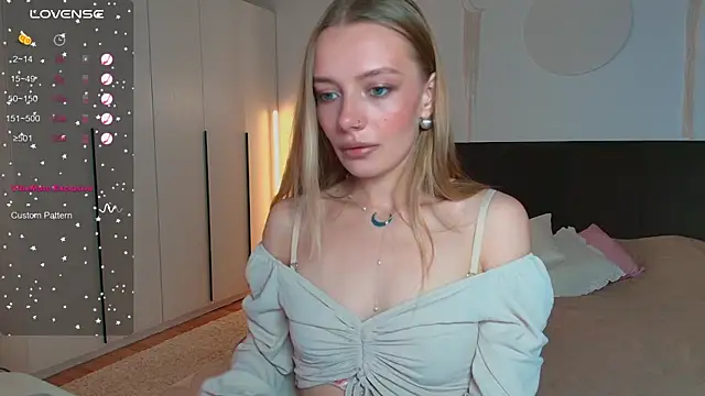 LunaticaBae online show from September 2025 04:01:01 AM