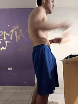 Snapshot of LeonRoots chatting on October 2025 07:53:01 AM LeonRoots online show from October 2025 07:53:01 AM