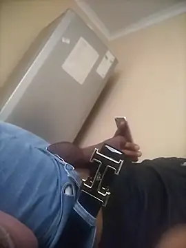 Snapshot of TwistedR chatting on November 2025 04:40:01 AM TwistedR online show from November 2025 04:40:01 AM