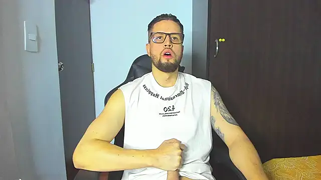 Snapshot of bastianwatson10 chatting on November 2025 04:19:01 PM bastianwatson10 online show from November 2025 04:19:01 PM