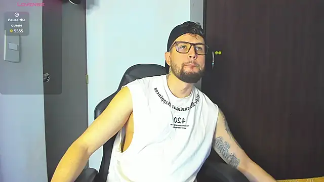 Snapshot of bastianwatson10 chatting on November 2025 04:18:01 PM bastianwatson10 online show from November 2025 04:18:01 PM